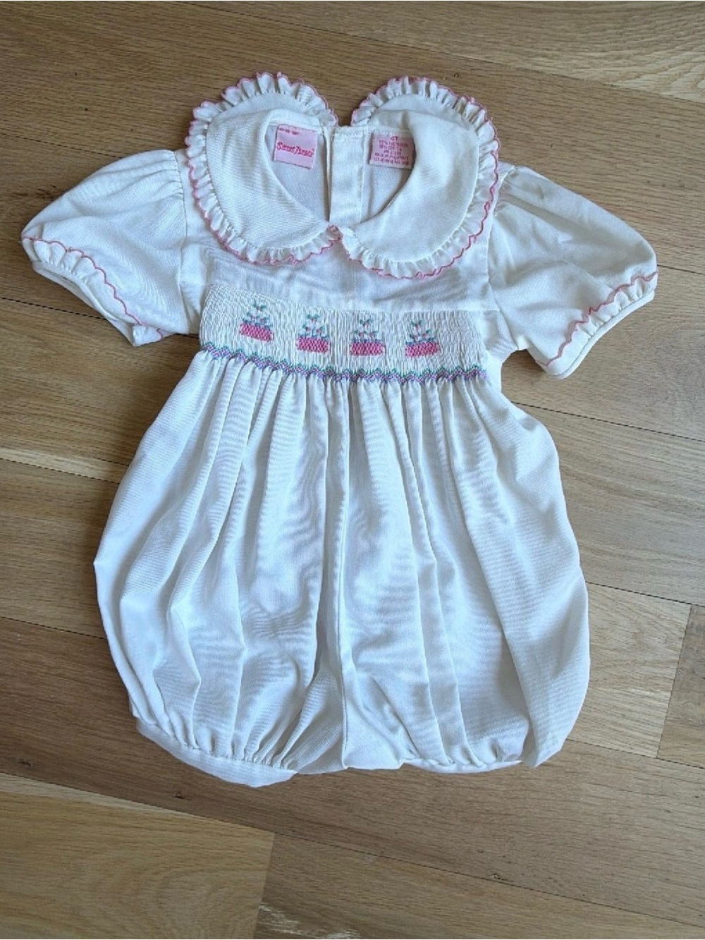 Vintage Sweet Treats
Embroidered Birthday Cake
Barrel Smocked Romper 4T SPECIAL